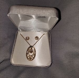 This new set never worn. Start shopping in time for christmas. Makes nice gift.